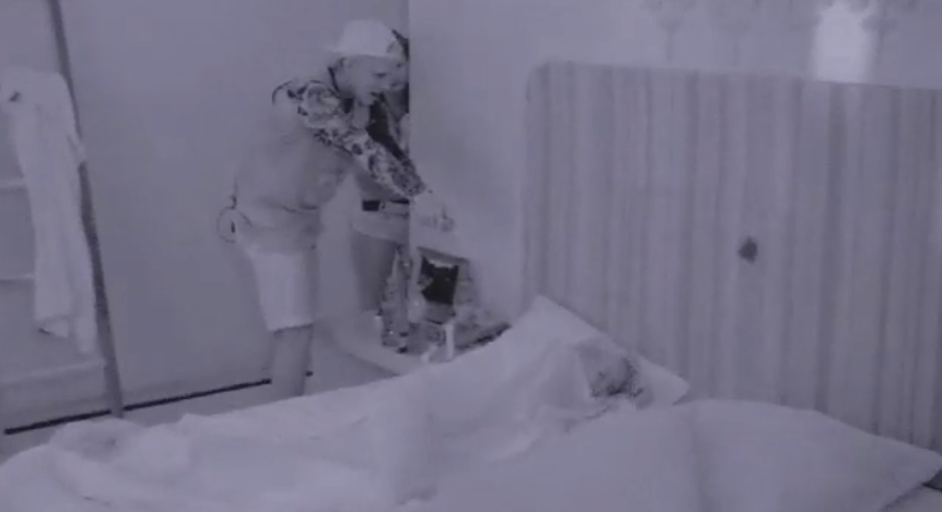 Pranket mot Dorota. Några av deltagarna kastade schampo i håret på henne när hon låg och sov. Dorota valde tillslut att självmant lämna huset. Pranket mot Dorota. Några av deltagarna kastade schampo i håret på henne när hon låg och sov. Dorota valde tillslut att självmant lämna huset.